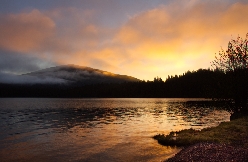 Sanfter Sonnenaufgang am See