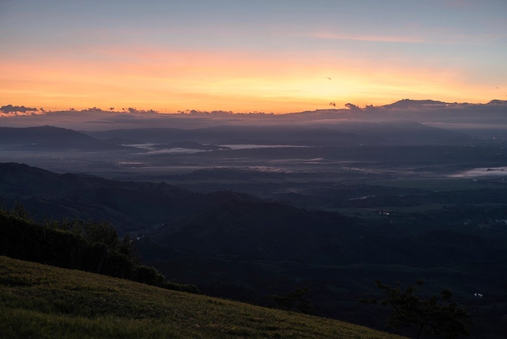 Sanfter Sonnenaufgang über den Bergen