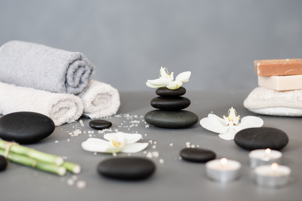 Ruhiger Wellnessraum mit Steinen und Licht