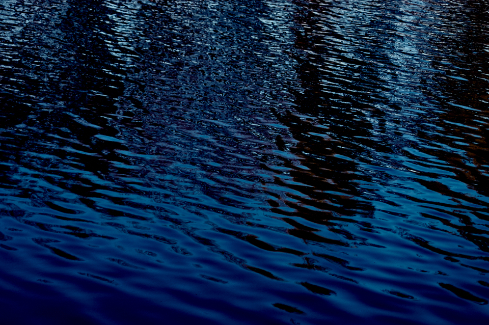 Ruhige Wasseroberfläche im Licht